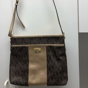 Crossbody Michael kor purse